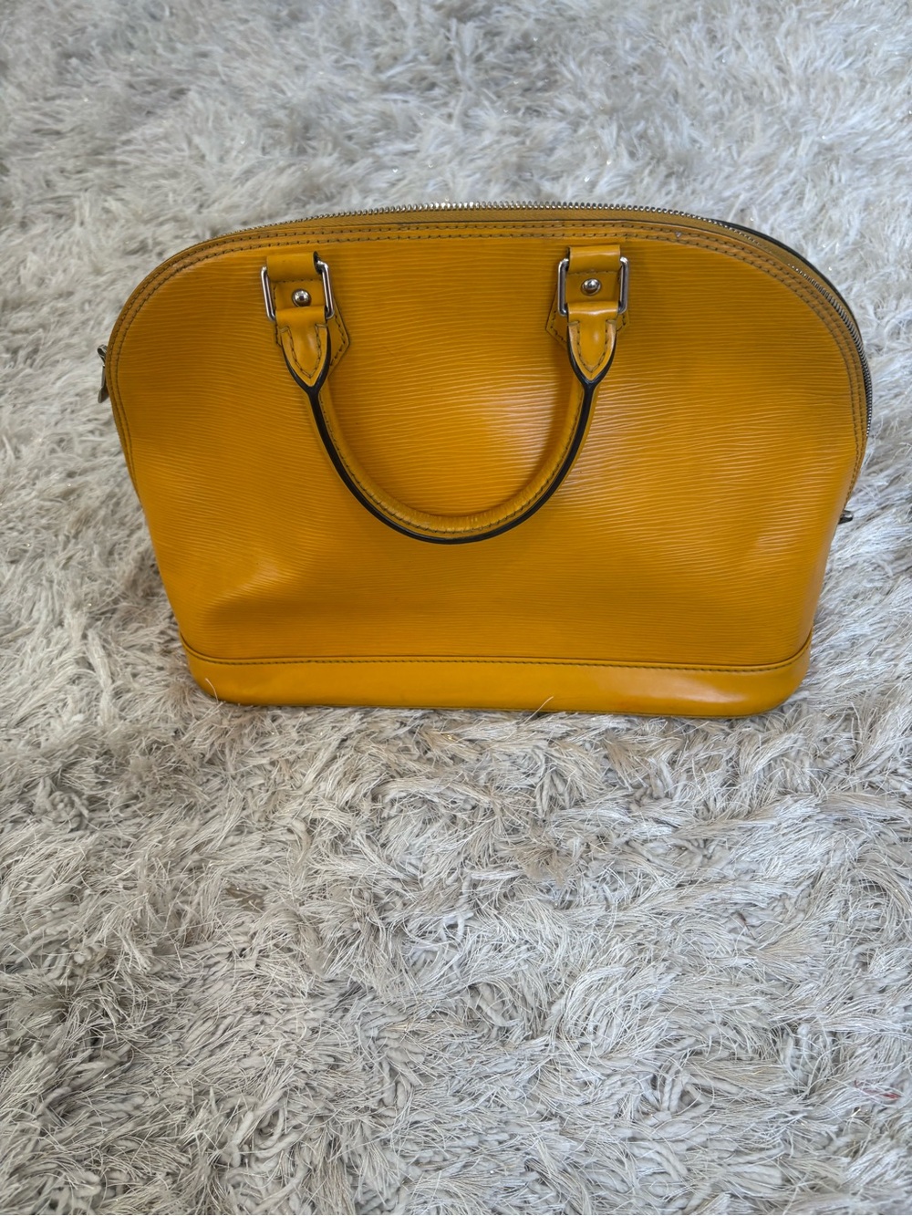 Louis Vuitton  Alma pm handbag in epi mustard yellow HAS CALL OUTS